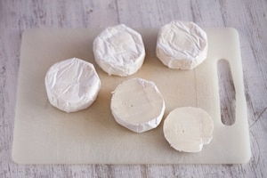 Preparazione Brie al forno con noci, fichi secchi, mirtilli rossi e miele - Fase 1