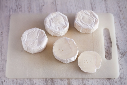 Preparazione Brie al forno con noci, fichi secchi, mirtilli rossi e miele - Fase 1 Preparazione Brie al forno con noci, fichi secchi, mirtilli rossi e miele - Fase 1