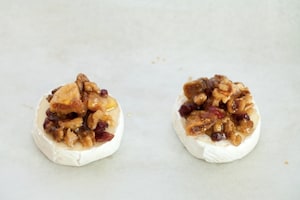 Preparazione Brie al forno con noci, fichi secchi, mirtilli rossi e miele - Fase 1