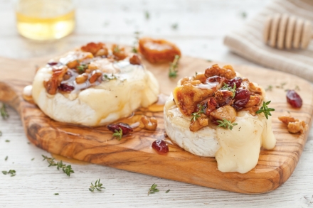 Preparazione Brie al forno con noci, fichi secchi, mirtilli rossi e miele - Fase 2 Preparazione Brie al forno con noci, fichi secchi, mirtilli rossi e miele - Fase 2