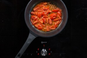 Preparazione Bucatini al forno con ragù di crostacei - Fase 2