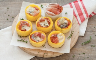 Cestini di polenta con gorgonzola e speck Cestini di polenta con gorgonzola e speck