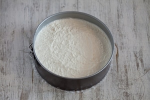 Preparazione Cheesecake senza cottura con salsa di cachi  - Fase 4