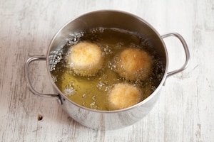 Preparazione Crocchette filanti di riso con formaggio e pancetta affumicata - Fase 4