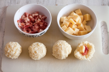 Preparazione Crocchette filanti di riso con formaggio e pancetta affumicata - Fase 2 Preparazione Crocchette filanti di riso con formaggio e pancetta affumicata - Fase 2
