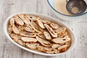 Preparazione Torta di croissant al forno con salsa al cioccolato  - Fase 3