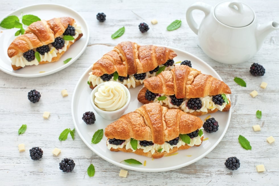 Croissant con ganache al cioccolato bianco, more e menta ricetta