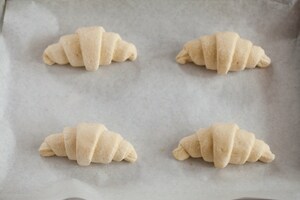 Preparazione Croissant con ganache al cioccolato bianco, more e menta - Fase 1