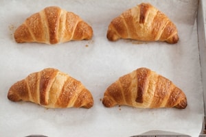 Preparazione Croissant con ganache al cioccolato bianco, more e menta - Fase 1