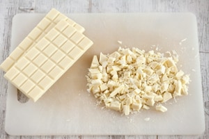 Preparazione Croissant con ganache al cioccolato bianco, more e menta - Fase 2