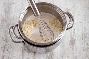 Preparazione Croissant con ganache al cioccolato bianco, more e menta - Fase 2