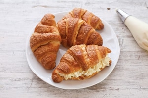 Preparazione Croissant con ganache al cioccolato bianco, more e menta - Fase 4