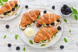 Preparazione Croissant con ganache al cioccolato bianco, more e menta - Fase 4