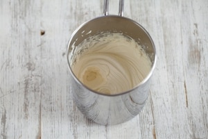 Preparazione Croissant con ganache al cioccolato bianco, more e menta - Fase 3