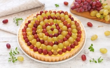 Crostata con crema allo yogurt e uva 