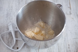 Preparazione Crostata con crema allo yogurt e uva  - Fase 1