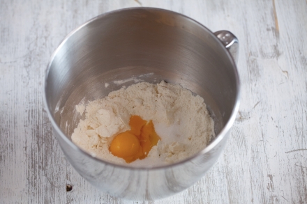 Preparazione Crostata con crema allo yogurt e uva  - Fase 1 Preparazione Crostata con crema allo yogurt e uva  - Fase 1