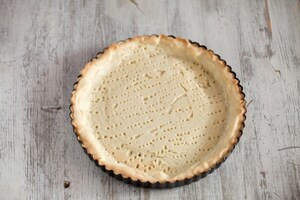 Preparazione Crostata con crema allo yogurt e uva  - Fase 3