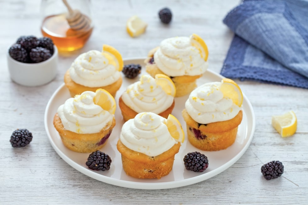 Cupcake al limone e more con glassa al formaggio e miele ricetta