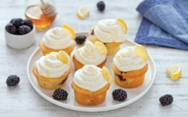 Cupcake al limone e more con glassa al formaggio e miele