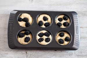 Preparazione Cupcake al limone e more con glassa al formaggio e miele - Fase 3