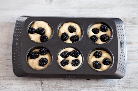 Preparazione Cupcake al limone e more con glassa al formaggio e miele - Fase 3 Preparazione Cupcake al limone e more con glassa al formaggio e miele - Fase 3