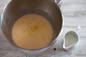 Preparazione Cupcake al limone e more con glassa al formaggio e miele - Fase 2