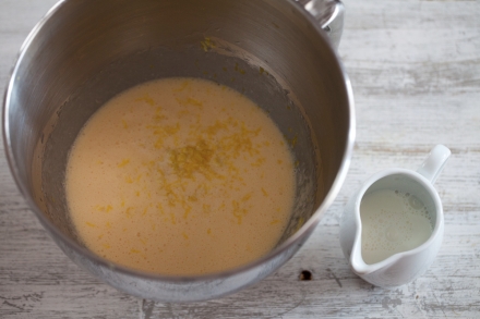 Preparazione Cupcake al limone e more con glassa al formaggio e miele - Fase 2 Preparazione Cupcake al limone e more con glassa al formaggio e miele - Fase 2