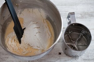 Preparazione Cupcake al limone e more con glassa al formaggio e miele - Fase 2