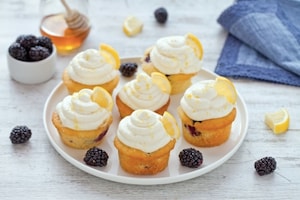 Preparazione Cupcake al limone e more con glassa al formaggio e miele - Fase 5