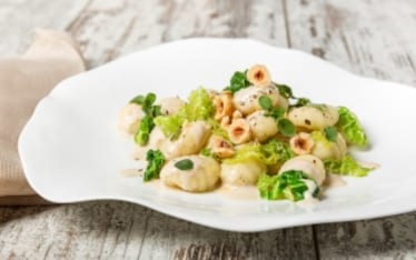 Gnocchi con verza e nocciole
