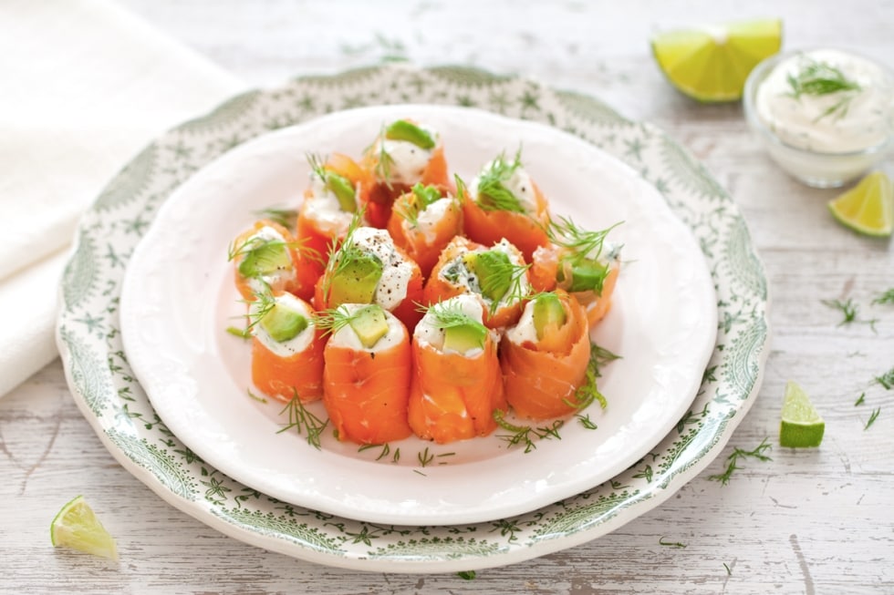 Involtini di salmone affumicato, avocado, formaggio spalmabile e aneto ricetta