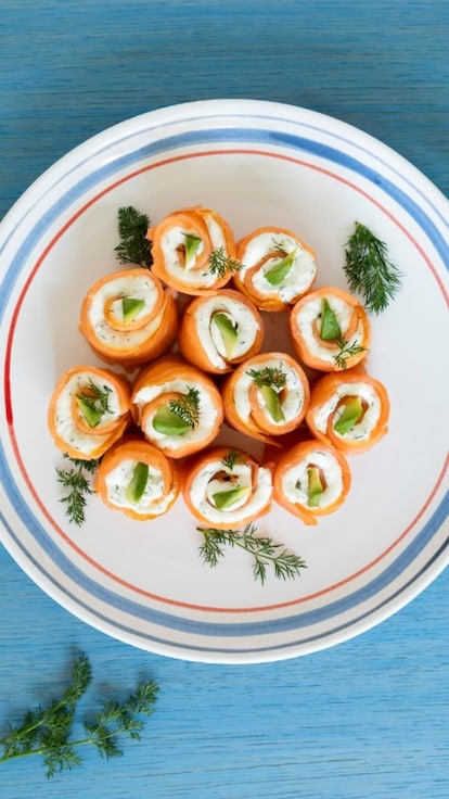 Involtini di salmone affumicato, avocado e formaggio spalmabile