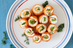 Preparazione Involtini di salmone affumicato, avocado e formaggio spalmabile - Fase 3