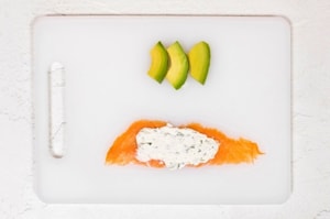 Preparazione Involtini di salmone affumicato, avocado e formaggio spalmabile - Fase 2