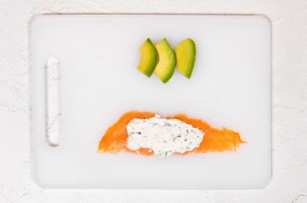 Preparazione Involtini di salmone affumicato, avocado e formaggio spalmabile - Fase 2 Preparazione Involtini di salmone affumicato, avocado e formaggio spalmabile - Fase 2