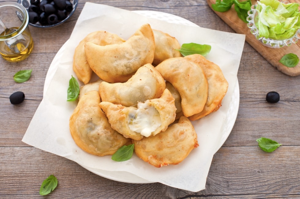 Panzerotti con mozzarella, olive e scarola ricetta