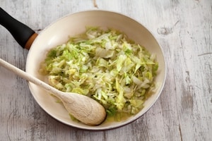 Preparazione Panzerotti con mozzarella, olive e scarola - Fase 1