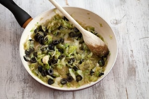 Preparazione Panzerotti con mozzarella, olive e scarola - Fase 1