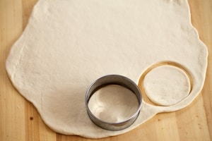 Preparazione Panzerotti con mozzarella, olive e scarola - Fase 3