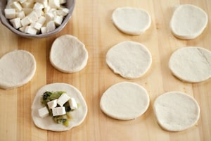 Preparazione Panzerotti con mozzarella, olive e scarola - Fase 3
