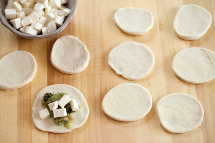 Preparazione Panzerotti con mozzarella, olive e scarola - Fase 3 Preparazione Panzerotti con mozzarella, olive e scarola - Fase 3