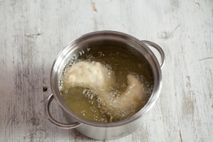 Preparazione Panzerotti con mozzarella, olive e scarola - Fase 4
