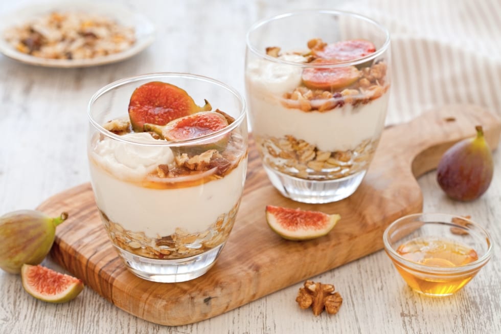 Parfait di yogurt, muesli alla frutta secca, fichi rosa e miele  ricetta