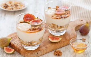 Parfait di yogurt, muesli alla frutta secca, fichi rosa e miele  Parfait di yogurt, muesli alla frutta secca, fichi rosa e miele