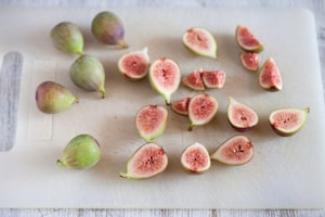 Preparazione Parfait di yogurt, muesli alla frutta secca, fichi rosa e miele  - Fase 1