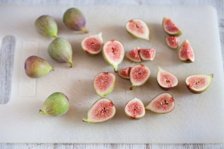 Preparazione Parfait di yogurt, muesli alla frutta secca, fichi rosa e miele  - Fase 1 Preparazione Parfait di yogurt, muesli alla frutta secca, fichi rosa e miele  - Fase 1