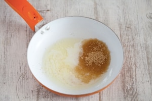 Preparazione Parfait di yogurt, muesli alla frutta secca, fichi rosa e miele  - Fase 2