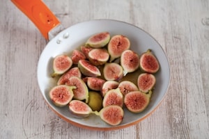 Preparazione Parfait di yogurt, muesli alla frutta secca, fichi rosa e miele  - Fase 2