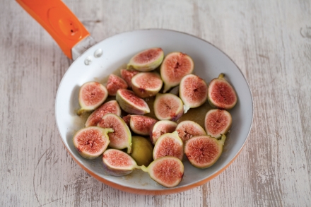 Preparazione Parfait di yogurt, muesli alla frutta secca, fichi rosa e miele  - Fase 2 Preparazione Parfait di yogurt, muesli alla frutta secca, fichi rosa e miele  - Fase 2